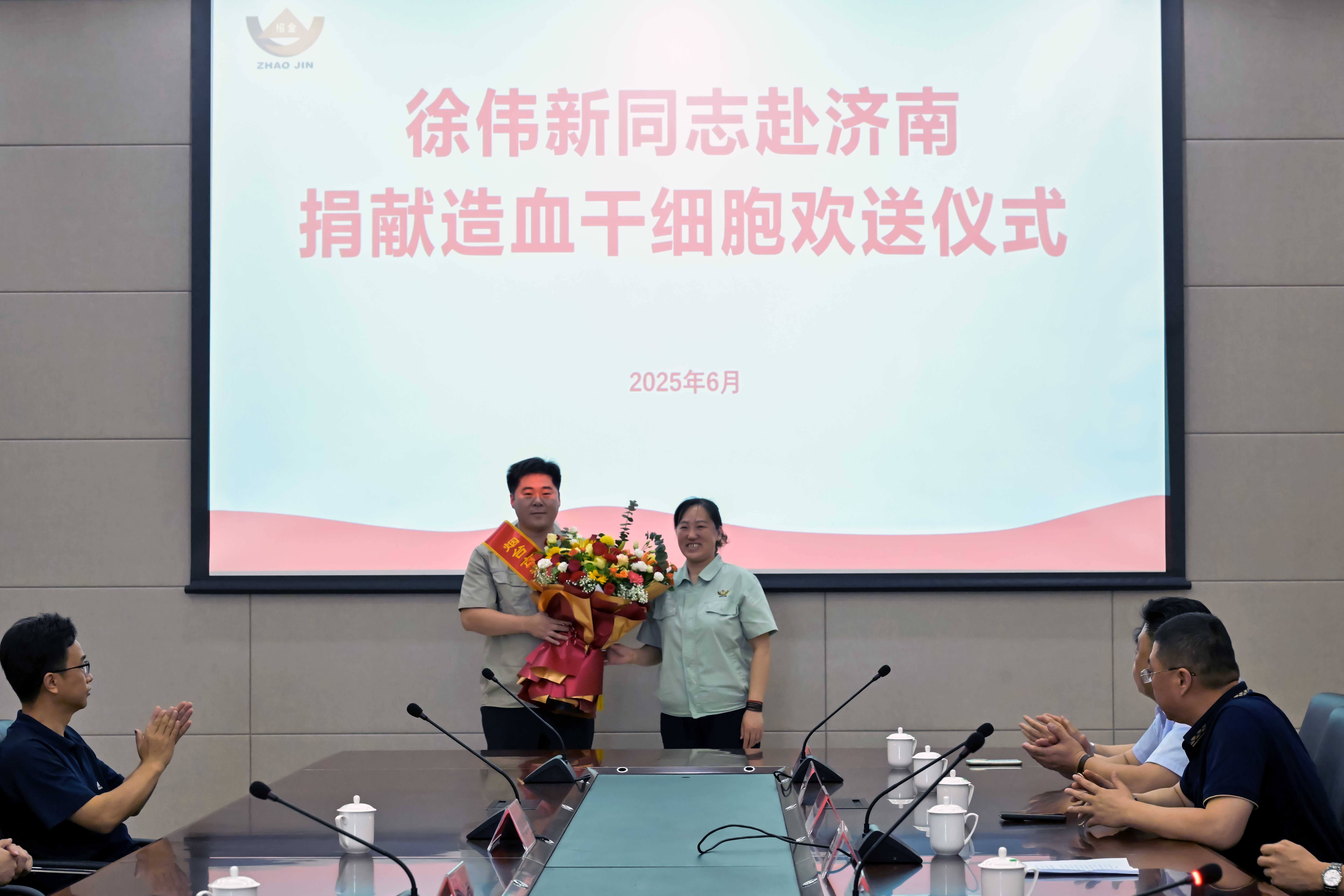 1750379314247045564.jpg 徐伟新赴赤峰捐献造血干细胞欢送典礼献花.jpg